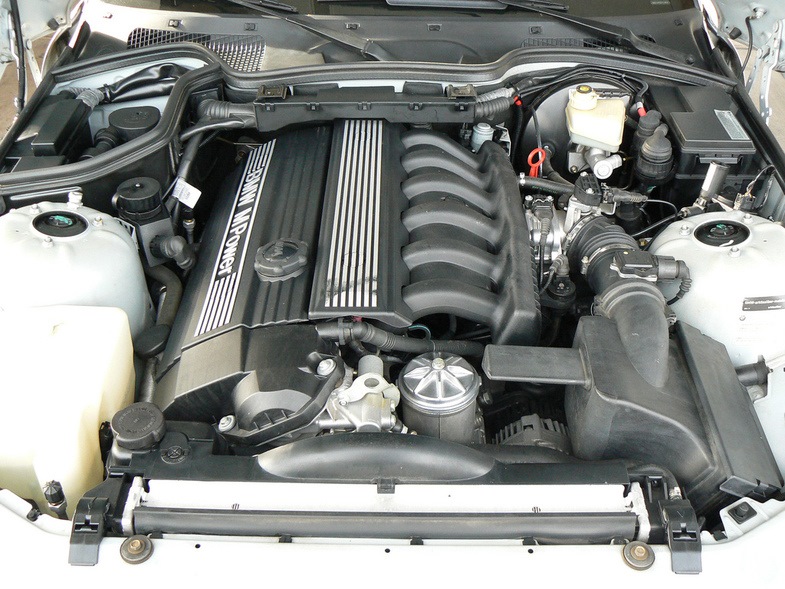 BMW S52B32 Engine