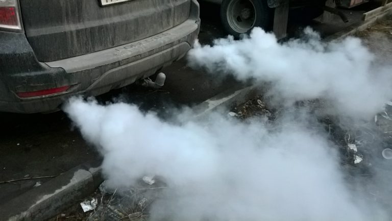 Engine smoke: causes and solutions