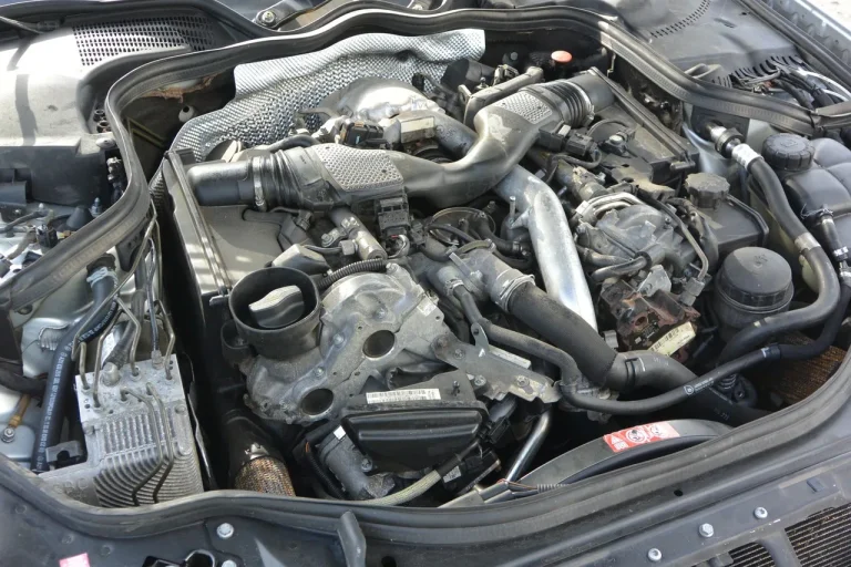 Mercedes V6 OM642 diesel engine