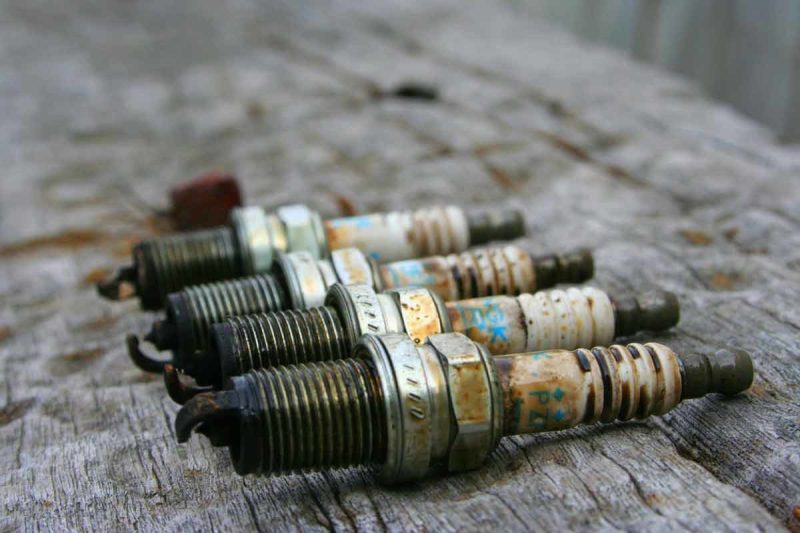 What can the color of a spark plug tell you?