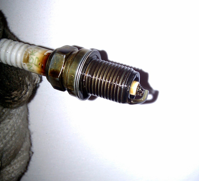 What can the color of a spark plug tell you?