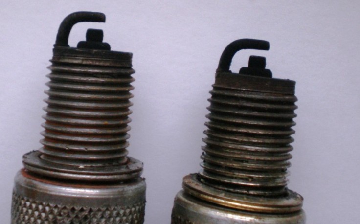 What can the color of a spark plug tell you?