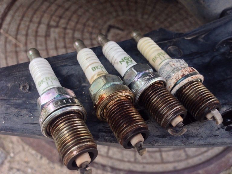 What can the color of a spark plug tell you?